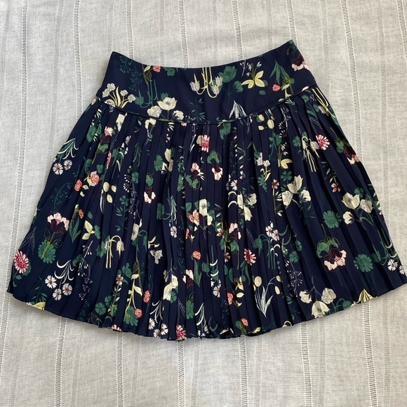 LOFT Dresses & Skirts - Ann Taylor Loft NWOT floral pleated mini skirt.